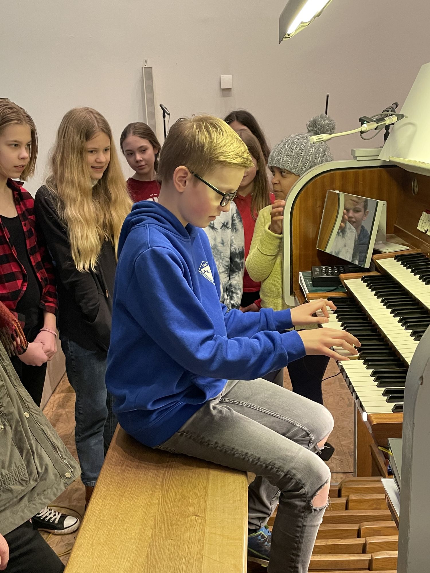 Profilschüler Musik besichtigen die Orgel in St. Josef – eine außergewöhnliche Unterrichtsstunde