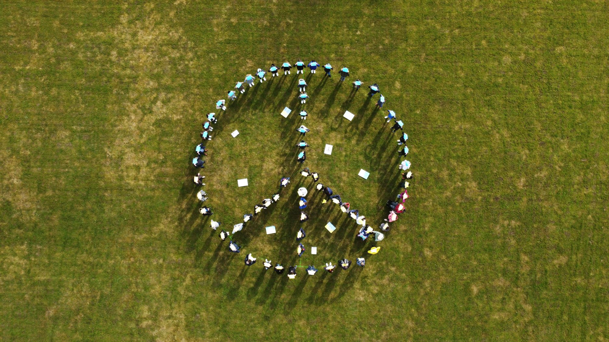 Inklusives und lebendiges Friedenszeichen – gemeinsame Friedensaktion der Mosaikschule und des Franziskusgymnasiums