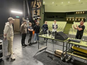 Die Tontechnik-AG vor und hinter Theater-Kulissen