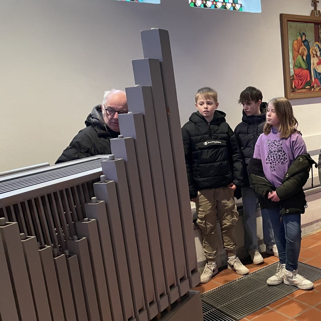 Profilschüler Musik besuchen die Orgel in St. Josef – eine außergewöhnliche Unterrichtsstunde