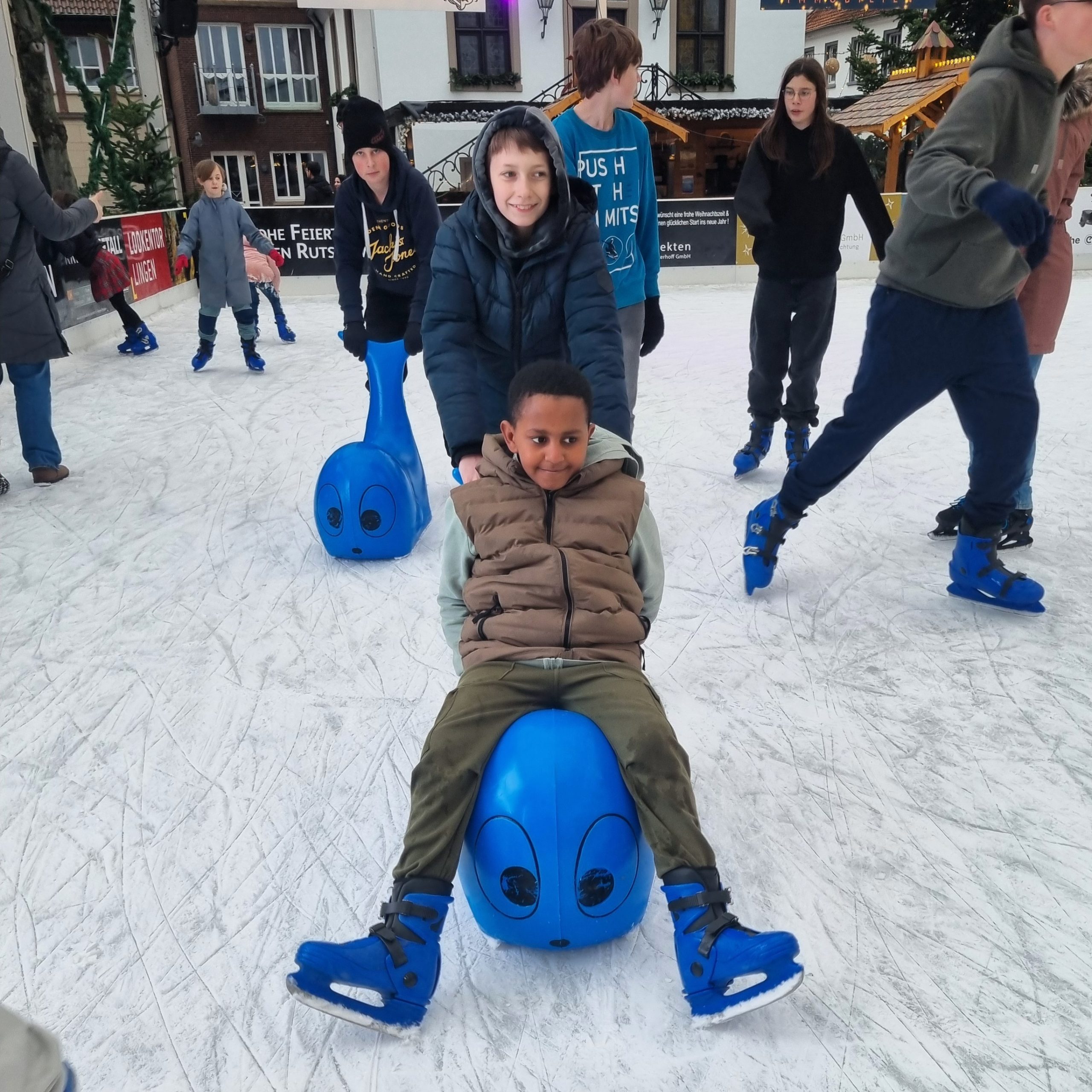 Franziskus Falcons auf der Schlittschuhbahn